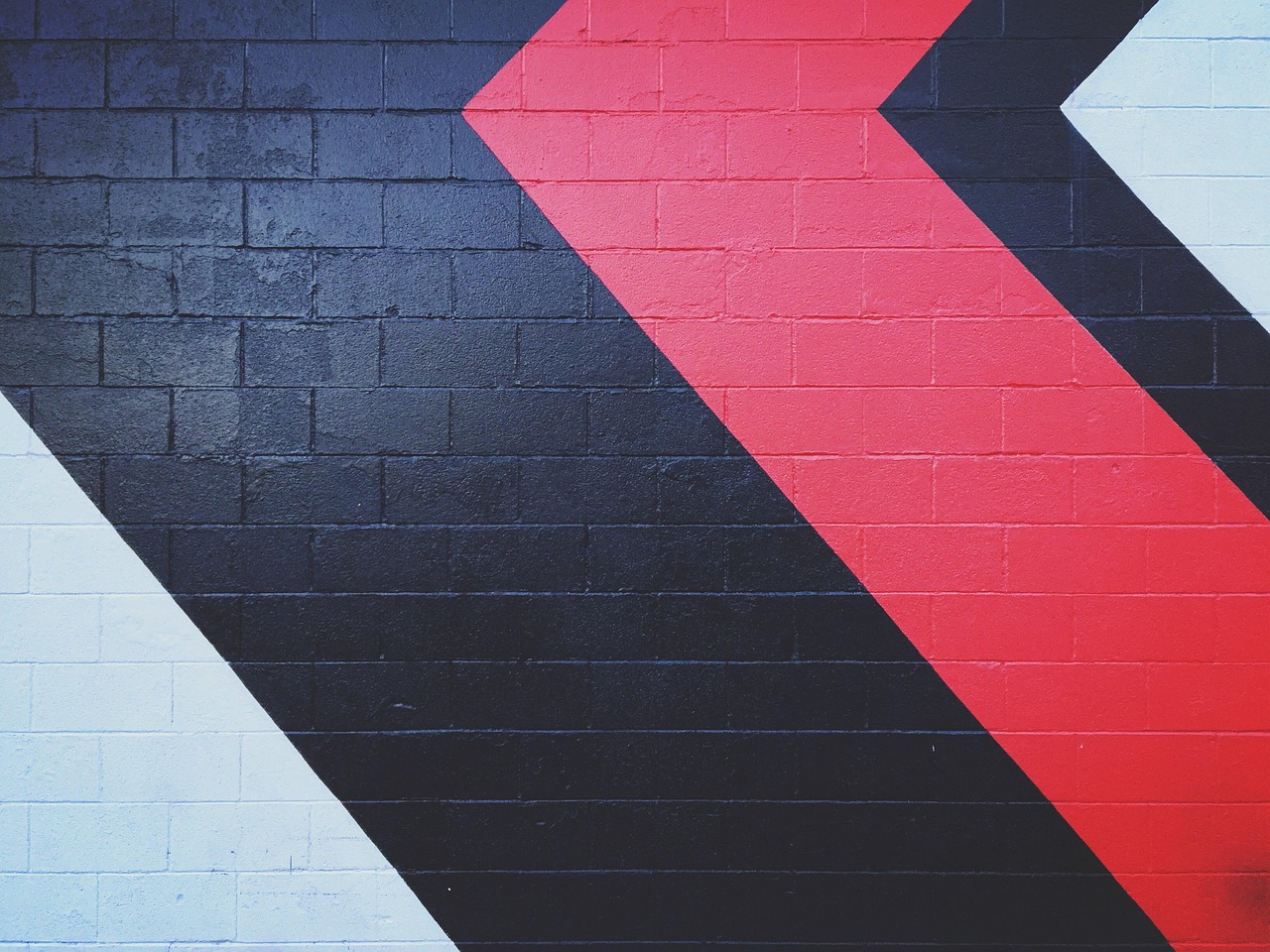 Geometrische kunst poster trekt aandacht in ruimte.