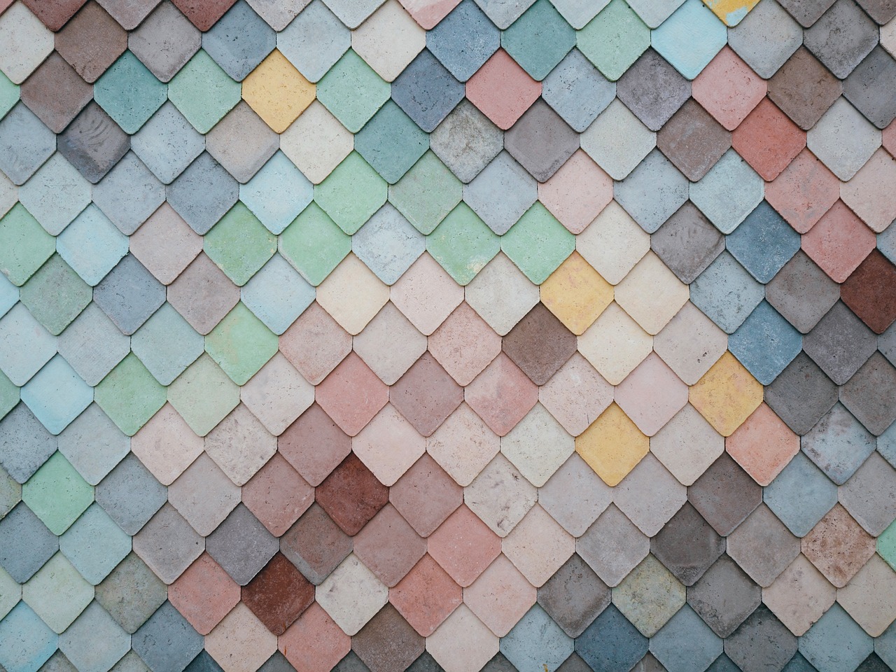 Kleurrijke geometrische vormen op vloerkleed.