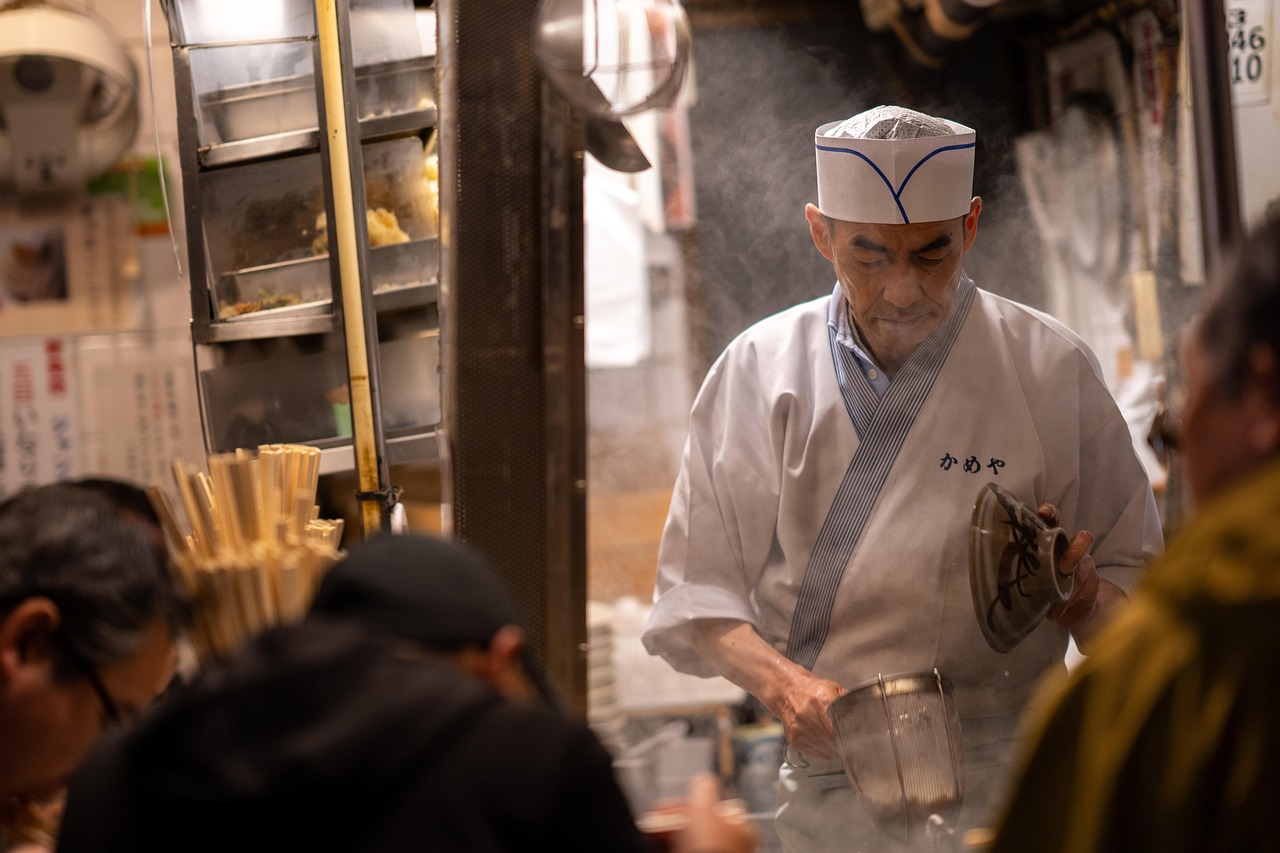 Zelfgemaakte sushirol in moderne Nederlandse keuken. Zelfgemaakte sushirol in moderne Nederlandse keuken.