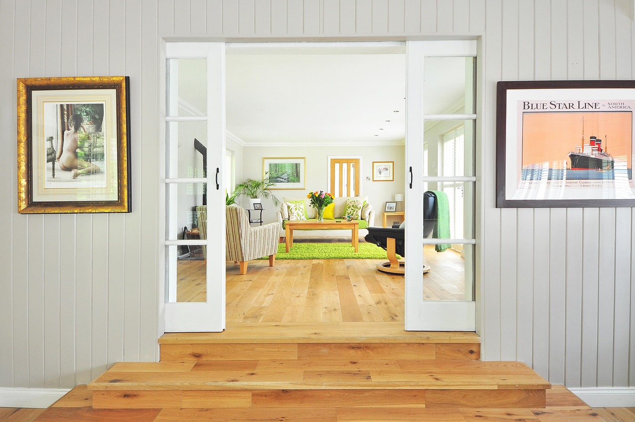 Multifunctionele wand in moderne open woonruimte. Multifunctionele wand in moderne open woonruimte.