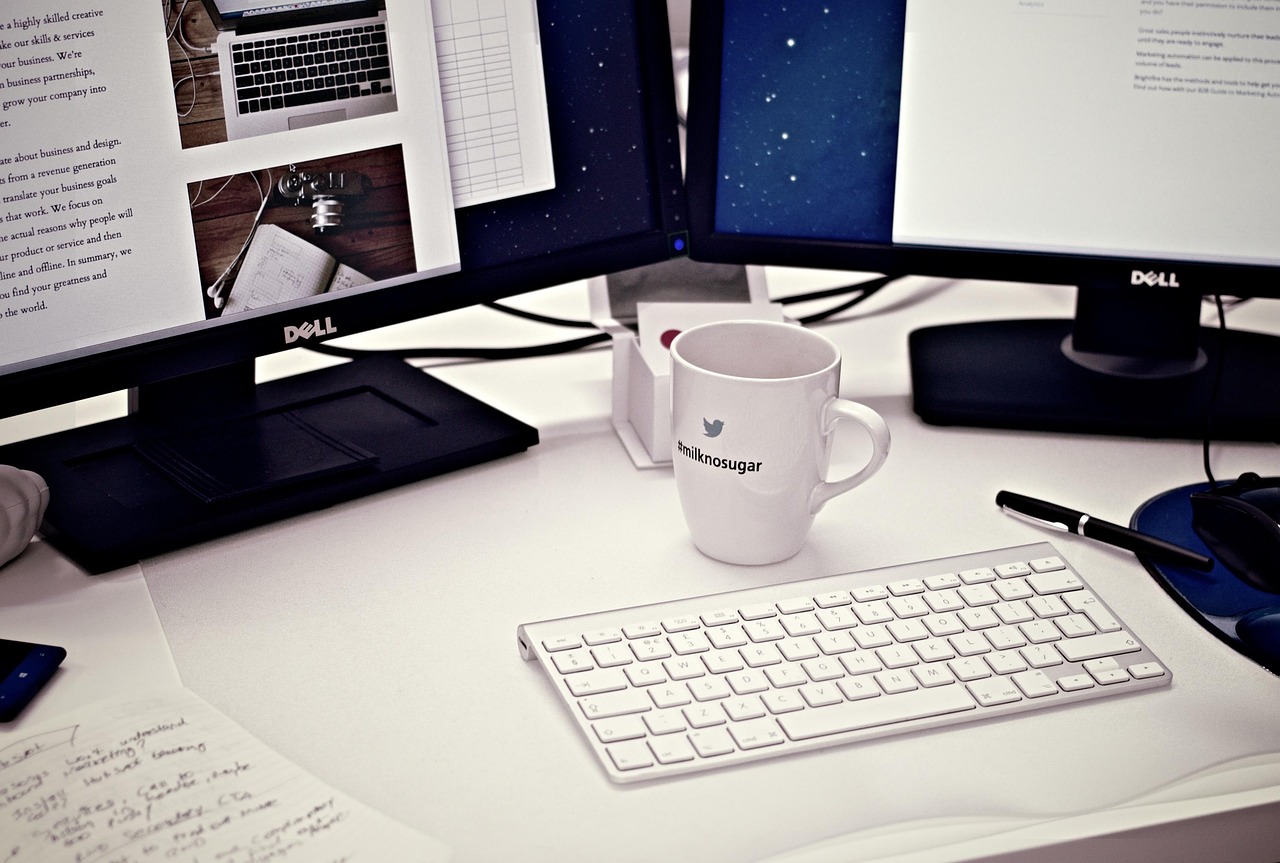 Vrouw werkt efficiënt met dual monitor setup. Vrouw werkt efficiënt met dual monitor setup.