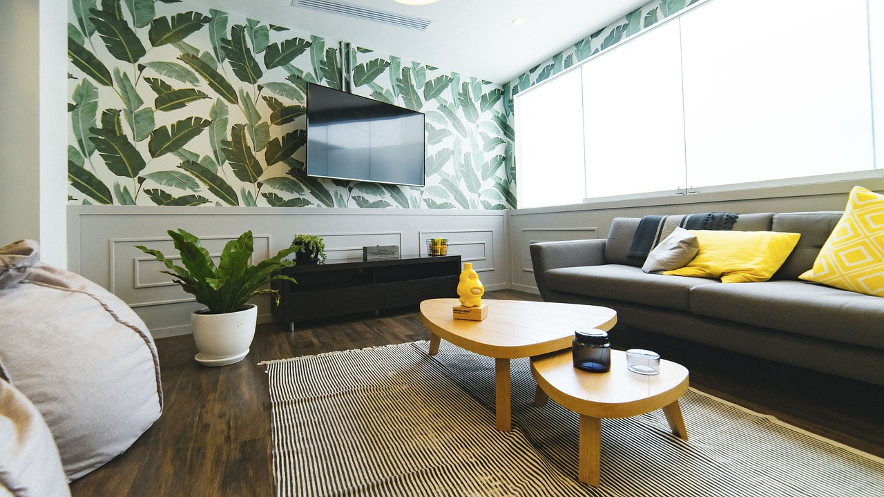 Woonkamer met mosterdgele gordijnen en planten. Woonkamer met mosterdgele gordijnen en planten.